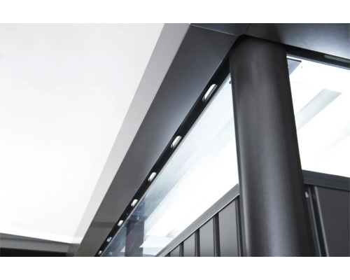 Vue détaillée d''un toit de terrasse avec cadre en aluminium et éléments en verre