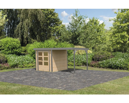 Gartenhaus mit Carport auf Pflastersteinen im Garten