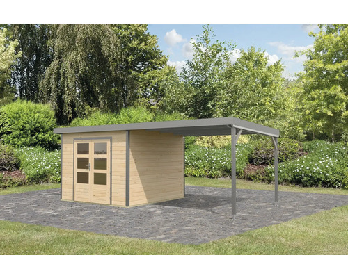 Gartenhaus mit Anbau auf gepflasterter Fläche im Garten.