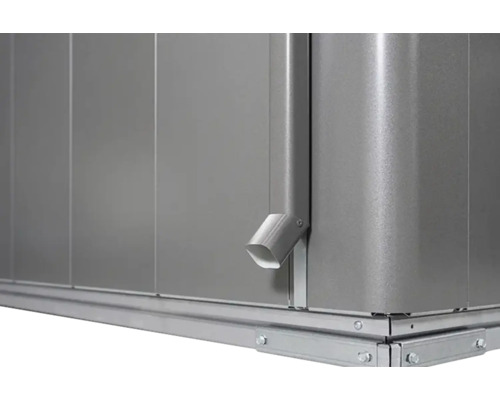Detailansicht eines Metallgerätehauses mit Regenrinne.