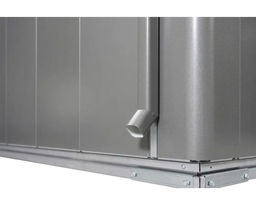 Detailansicht eines Gerätehauses mit Regenrinne aus Metall