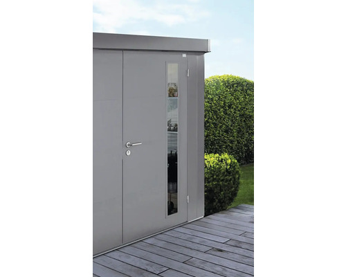 Abri de jardin gris avec fenêtre sur terrasse en bois