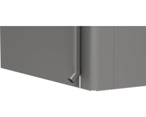 Nahaufnahme einer grauen Regentonne mit Ablaufrohr