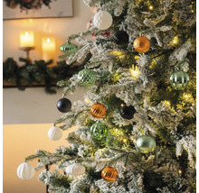 Sapin de Noël décoré avec diverses boules de Noël en blanc, noir, vert et orange