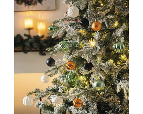 Sapin de Noël décoré avec diverses boules de Noël en blanc, noir, vert et orange