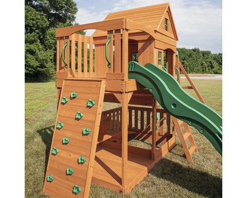 Spielplatz aus Holz mit Rutsche, Kletterwand und Spielhaus
