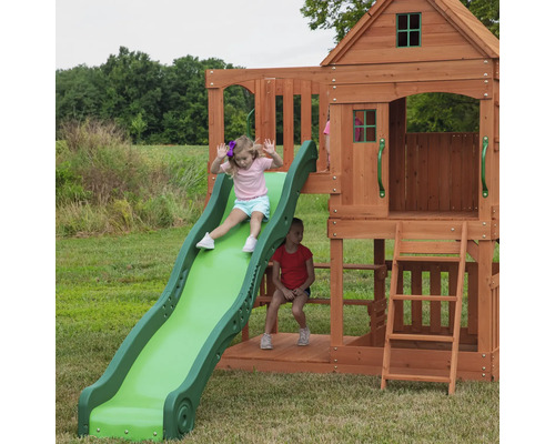 Kinderrutsche an einem Spielhaus mit Leiter und Plattform