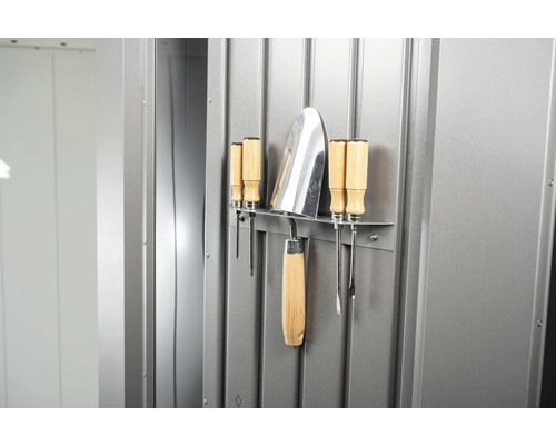 Outils de jardinage et tournevis sur un mur à outils.