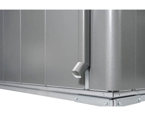 Detailansicht einer Metallgartenhauswand mit Regenrinne