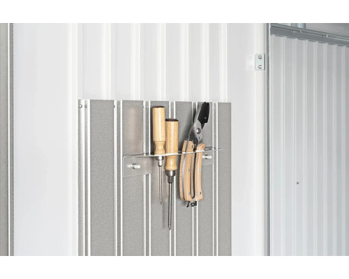 Werkzeugwand mit Schraubenziehern und Gartenschere an einer Metallwand