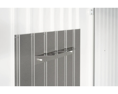 Support d''outils en métal sur un mur en métal