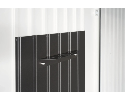 Support à outils sur un mur de remise de jardin pour l''organisation du jardin