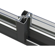 Vue détaillée d''un cadre de porte coulissante en aluminium avec remplissage en verre