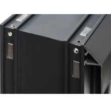 Vue détaillée d''un profilé en aluminium noir avec aimants et trous de vis.