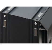 Detailansicht eines schwarzen Aluminiumprofils mit Magneten und Bohrungen.
