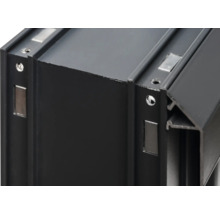 Detailansicht eines schwarzen Aluminiumprofils mit magnetischen Halterungen und Schraubenlöchern.