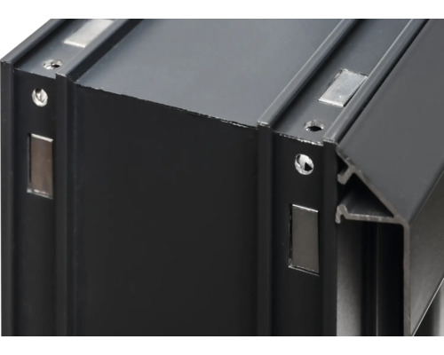 Detailansicht eines schwarzen Aluminiumprofils mit magnetischen Halterungen und Schraubenlöchern.