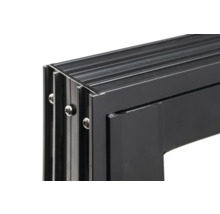 Vue détaillée d''un cadre de fenêtre en aluminium noir avec vis