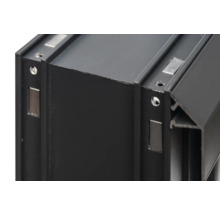 Vue détaillée d''un profilé en aluminium noir avec des évidements rectangulaires et des trous de perçage.