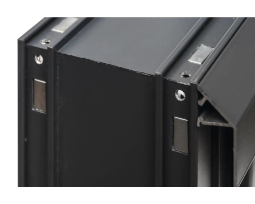 Vue détaillée d''un profilé en aluminium noir avec éléments de fixation