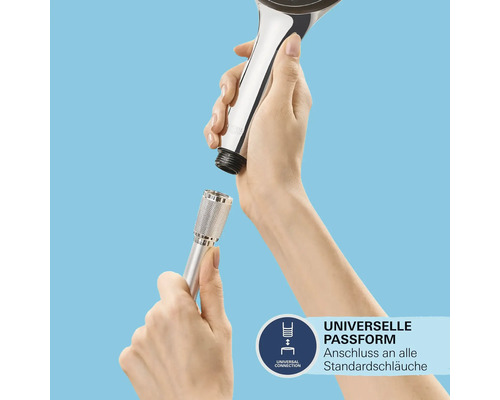 Eine Hand hält einen Duschkopf und eine Brauseschlauchverbindung wird angebracht. Kennzeichnung: Universelle Passform für alle Standardschläuche.