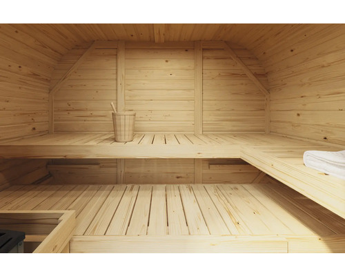 Innenansicht einer Sauna mit Holzbänken, Holzeimer und Handtuch