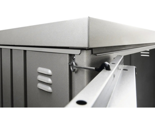 Detailansicht eines Metallgerätehauses mit Lüftungsschlitzen und Verschluss