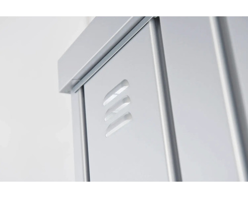 Detailaufnahme eines Metallschranks mit Lüftungsschlitzen