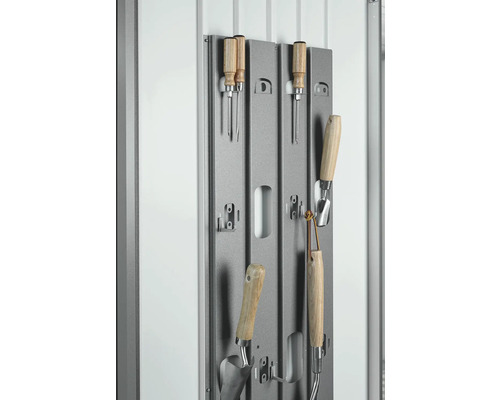 Gartengeräte an einer Werkzeugwand für Gartengeräte