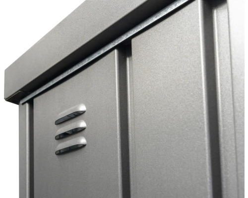 Detailansicht eines Gerätehauses mit Lüftungsschlitzen