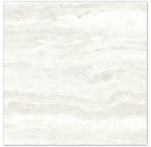 Nahaufnahme einer hellen Travertinfliese mit wellenförmiger Struktur