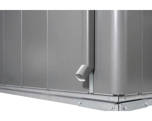 Detailansicht eines Gerätehauses aus Metall mit Regenrinne
