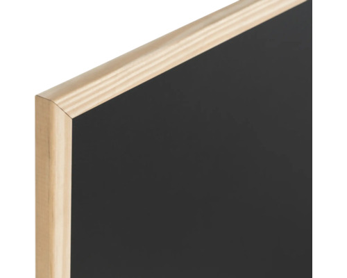 Vue détaillée d''un tableau noir avec un cadre en bois