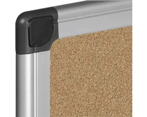 Detailansicht einer Korktafel mit silberfarbenem Rahmen und Ecke