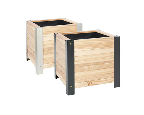 Deux bacs à plantes en bois avec des coins en métal