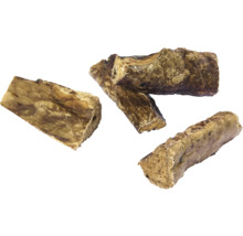 Verschiedene Stücke getrockneter Rinderkopfhaut für Hunde