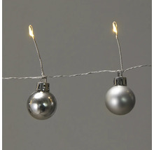 Lichterkette mit silbernen Weihnachtskugeln