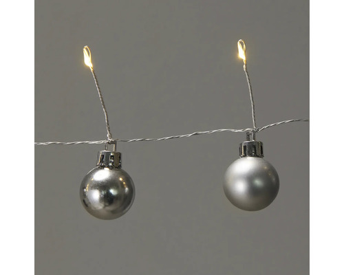 Lichterkette mit silbernen Weihnachtskugeln