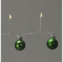 Lichterkette mit grünen Weihnachtskugeln