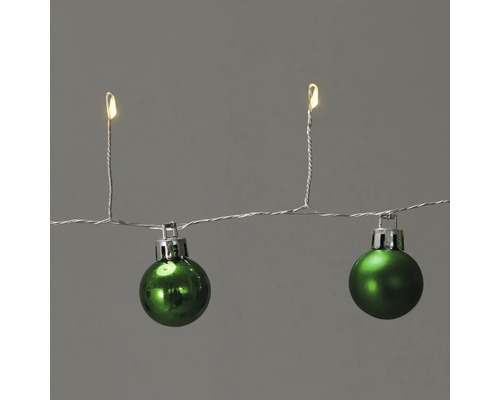 Lichterkette mit grünen Weihnachtskugeln