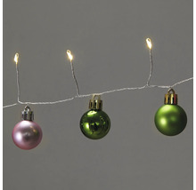 Lichterkette mit rosa und grünen Weihnachtskugeln