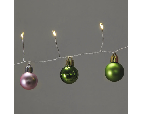 Lichterkette mit rosa und grünen Weihnachtskugeln