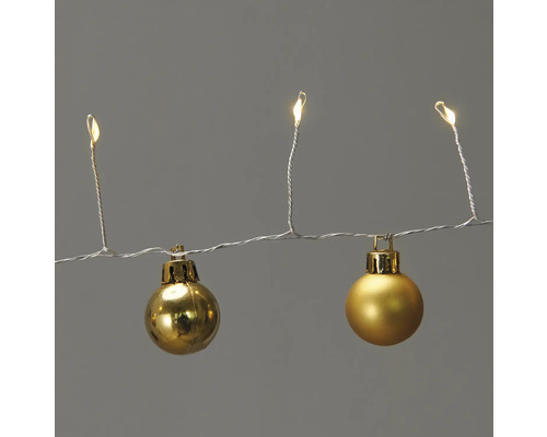 Lichterkette mit goldenen Weihnachtskugeln