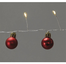 Lichterkette mit roten Kugeln zur Dekoration