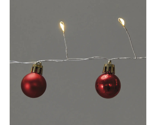 Lichterkette mit roten Kugeln zur Dekoration