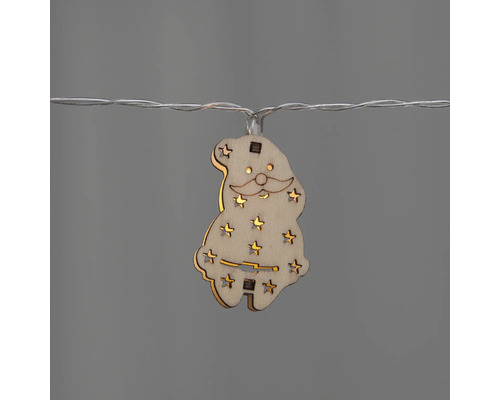 Lichterkette mit hölzernen Weihnachtsmannmotiven und Sternausschnitten