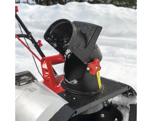 Gros plan de l''éjection d''une souffleuse à neige