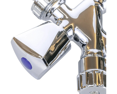 Gros plan d''un robinet chromé avec bouton bleu