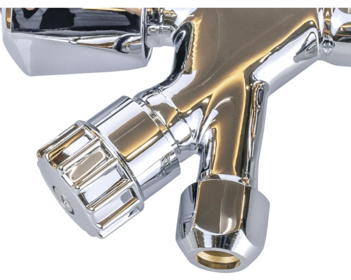 Gros plan d''un mitigeur pour lavabo