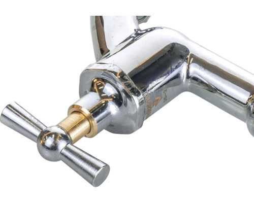 Gros plan d''un robinet avec poignée en croix